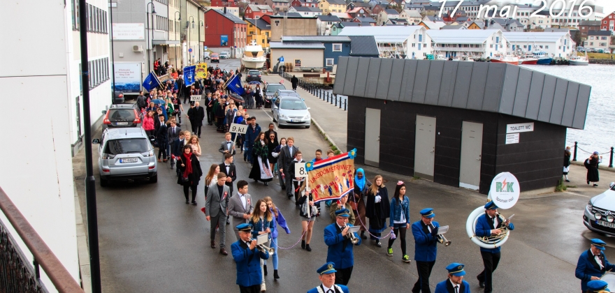 Honningsvåg Musikkforening spiller i Honningsvåg  Honningsvåg Musikkforening spiller i Honningsvåg