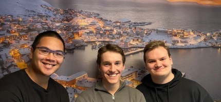 Skal vise egenprodusert skrekkfilm for elever  Skal vise egenprodusert skrekkfilm for elever