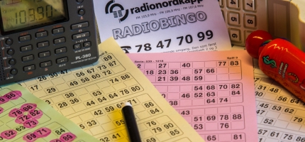 Deler ut 107 000 kroner i radiobingo Deler ut 107 000 kroner i radiobingo