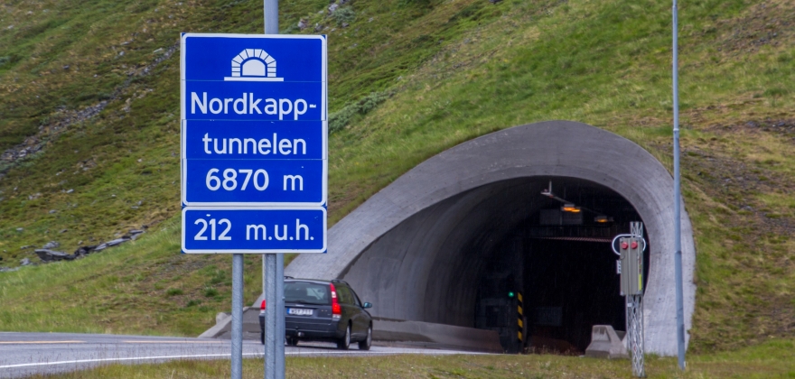 E69 åpnet igjen etter melding om røyk i Nordkapptunnelen E69 åpnet igjen etter melding om røyk i Nordkapptunnelen