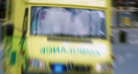 Kvinne kjørte i lyktestolpe Kvinne kjørte i lyktestolpe