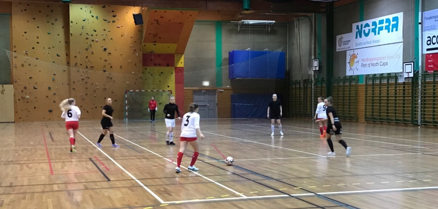 Fulle tribuner i idrettshallen Fulle tribuner i idrettshallen