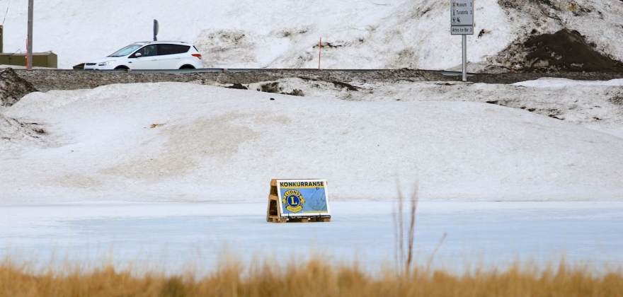 Lions-installasjonen har gått igjennom isen  Lions-installasjonen har gått igjennom isen