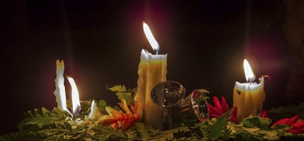 To av fem bruker fortsatt levende lys på juledekorasjoner To av fem bruker fortsatt levende lys på juledekorasjoner