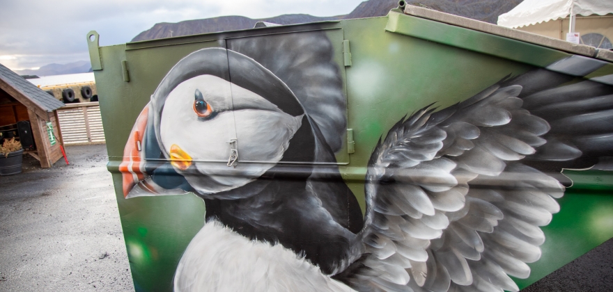 Kunstcontainer satt ut ved Knivskjellodden-parkeringen Kunstcontainer satt ut ved Knivskjellodden-parkeringen