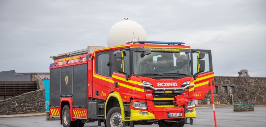 Brannmannskapet i Nordkapp skal lære og kjenne den nye bilen  Brannmannskapet i Nordkapp skal lære og kjenne den nye bilen