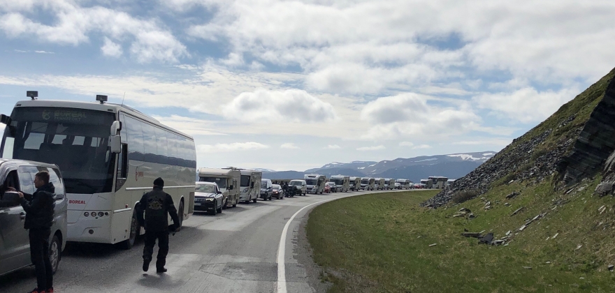 Kranbil kjørte i porten i Honningsvågtunnelen  Kranbil kjørte i porten i Honningsvågtunnelen