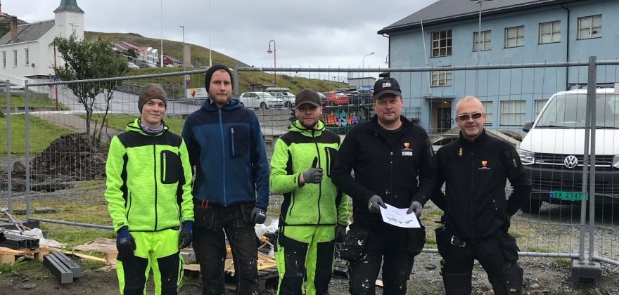 Setter opp en kombinasjon av rutsjebane og klatrestativ Setter opp en kombinasjon av rutsjebane og klatrestativ