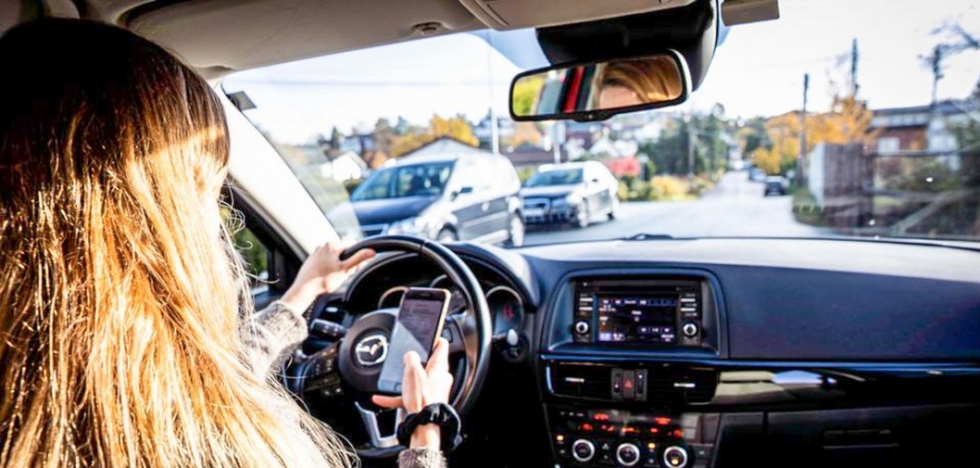 Boten for å prate i telefon i bilen økes igjen Boten for å prate i telefon i bilen økes igjen