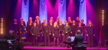 Deler ut priser på damekorets konsert Deler ut priser på damekorets konsert