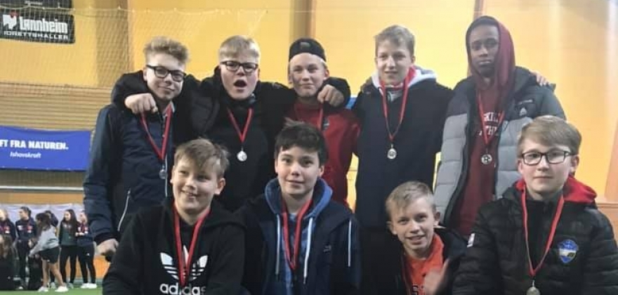 Medaljedryss til Turns gutter 15 i FeFo-turneringa 
