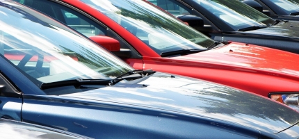 Finnmarkinger tar raskt tak ved steinsprut i frontruta Finnmarkinger tar raskt tak ved steinsprut i frontruta