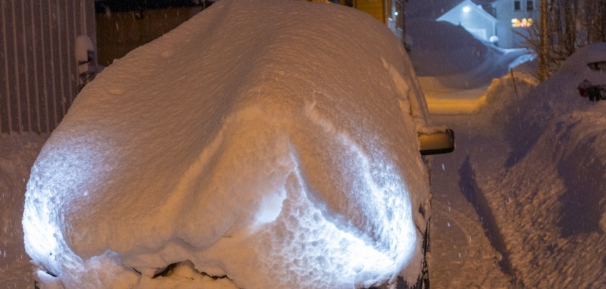 Biler har hindret snrydding, men n er det mulig  parkere i havna 