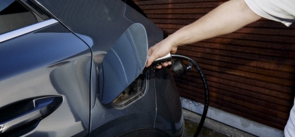 Høye drivstoffpriser sender kjøperne mot elbil Høye drivstoffpriser sender kjøperne mot elbil