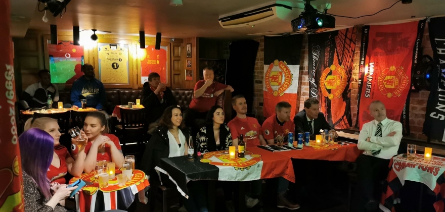 Fotballsupportere samlet p pub i Honningsvg