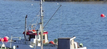 Sjark rak på land ved fotballbanen i Honningsvåg Sjark rak på land ved fotballbanen i Honningsvåg