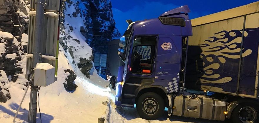 Skarvbergtunnelen stengt igjen - Nye uhell Skarvbergtunnelen stengt igjen - Nye uhell