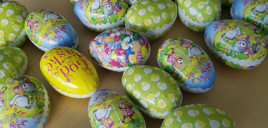 Overrasket beboere med påskeegg Overrasket beboere med påskeegg