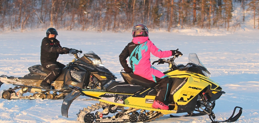 Utve skjnn ved kjring av snscooter fra brytet bilvei til hytte