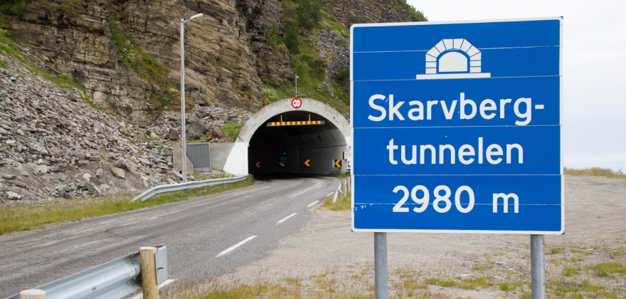 Skarvbergtunnelen stengt for trafikk Skarvbergtunnelen stengt for trafikk