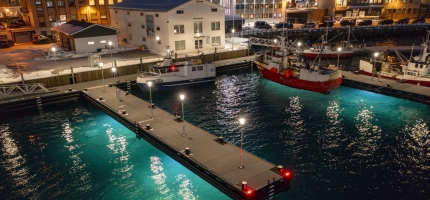 Har lyssatt de nye flyte bryggene Har lyssatt de nye flyte bryggene