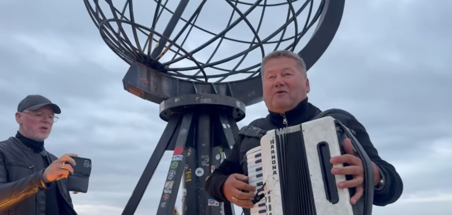 D.D.E. trodde de ville være alene på Nordkapp-platået  D.D.E. trodde de ville være alene på Nordkapp-platået