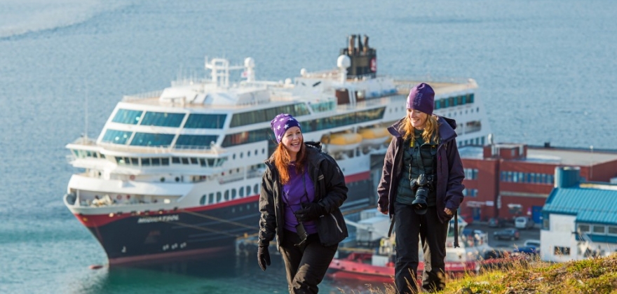 Hurtigruten forlenger driftsstans, håper på gradvis oppstart i juni Hurtigruten forlenger driftsstans, håper på gradvis oppstart i juni