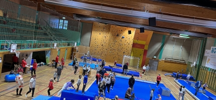 Har delt åpen hall opp i to kategorier Har delt åpen hall opp i to kategorier