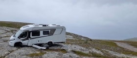 To campingbiler tatt av vinden