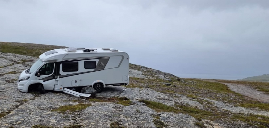 To campingbiler tatt av vinden To campingbiler tatt av vinden