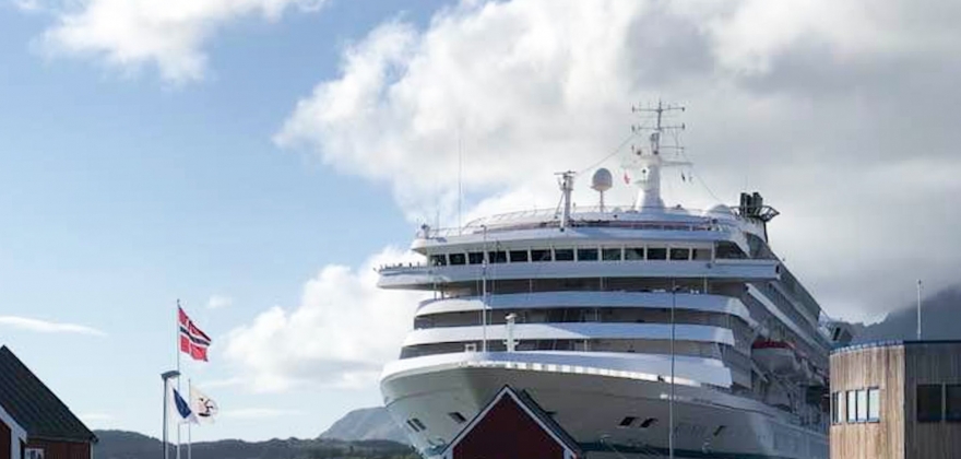 Cruiseskip på tur til Honningsvåg Cruiseskip på tur til Honningsvåg