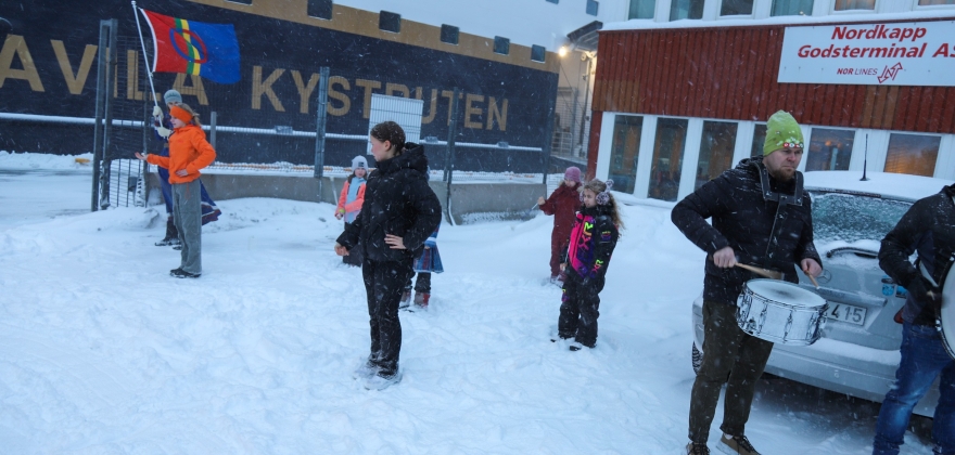 Tok imot kystruten med musikk og drill Tok imot kystruten med musikk og drill