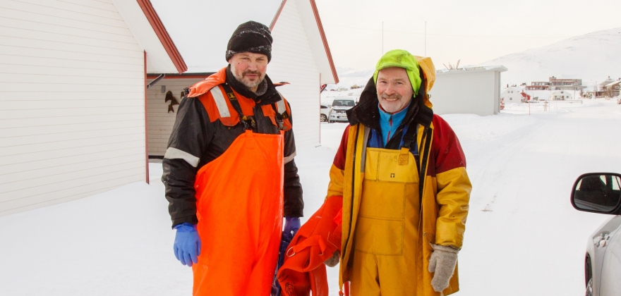 To fiskere berget etter at bten sank nord for Skarsvg 