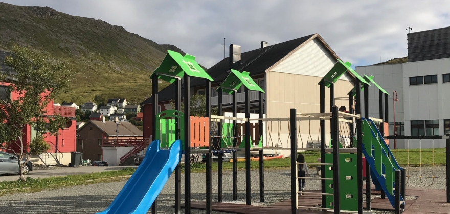 Lekeapparatet ved rådhuset er i bruk Lekeapparatet ved rådhuset er i bruk