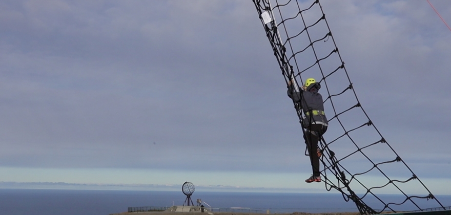 Klatret i nett over Nordkapp-juvet Klatret i nett over Nordkapp-juvet