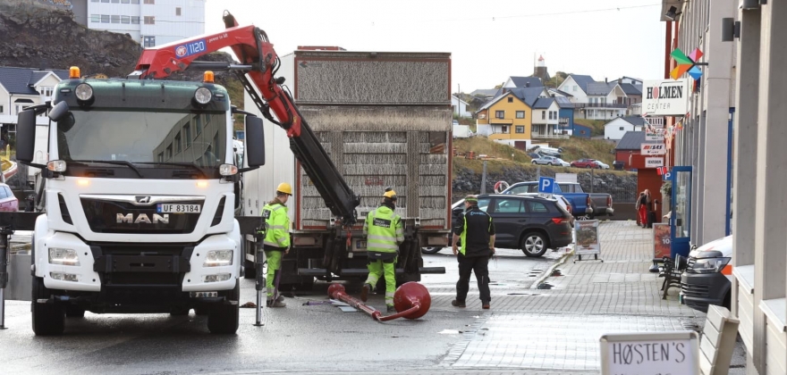 Lastebil rygget ned lysstolpe i Honningsvåg sentrum Lastebil rygget ned lysstolpe i Honningsvåg sentrum