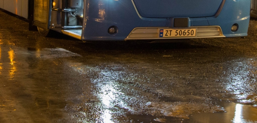 Buss har sklidd av vegen Buss har sklidd av vegen