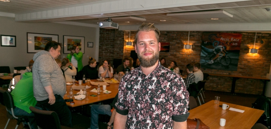 Møtes for å diskutere Møtes for å diskutere