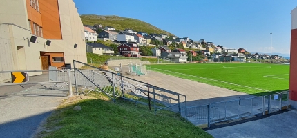 Skal bygge speaker-bu og forlenge tribuner Skal bygge speaker-bu og forlenge tribuner