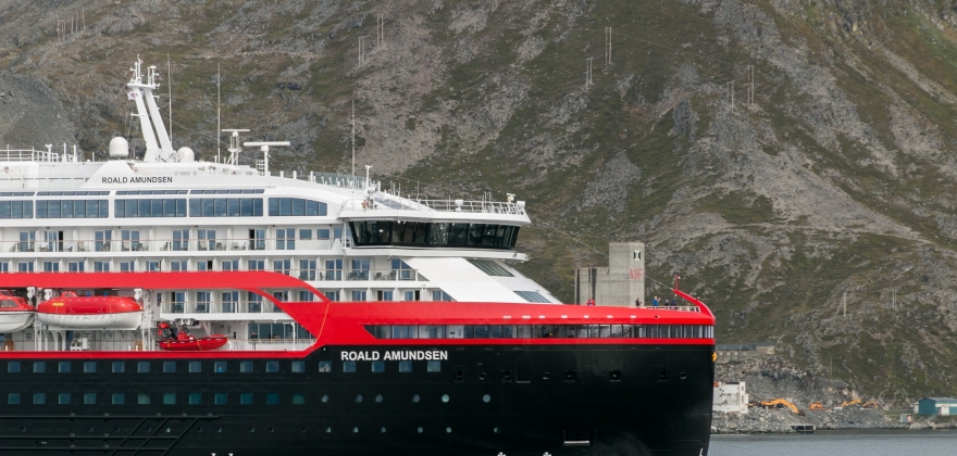 «Roald Amundsen» første anløp av Honningsvåg «Roald Amundsen» første anløp av Honningsvåg