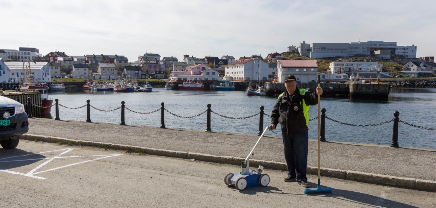 Oppmerking av parkeringslommene i Honningsvåg Oppmerking av parkeringslommene i Honningsvåg