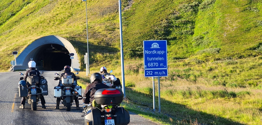 Flere kolonner i Nordkapptunnelen  Flere kolonner i Nordkapptunnelen