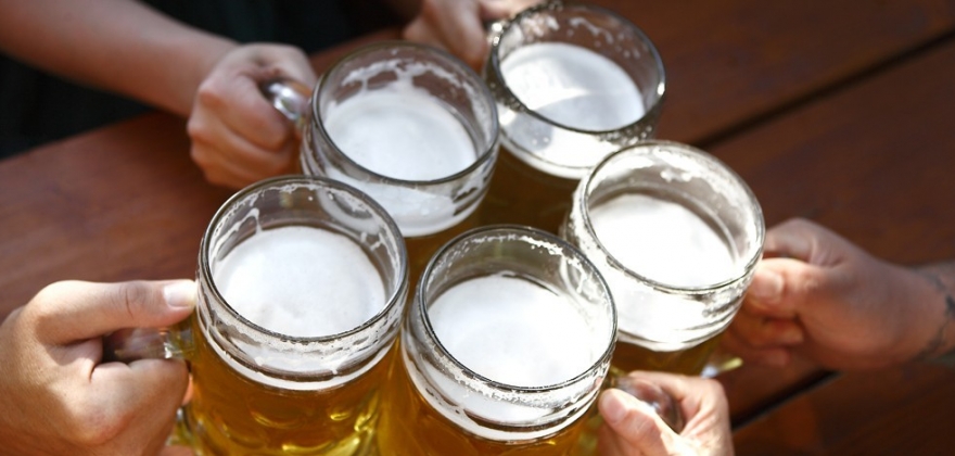 Opphever skjenkeforbudet, skjenking til klokken 23:00 Opphever skjenkeforbudet, skjenking til klokken 23:00
