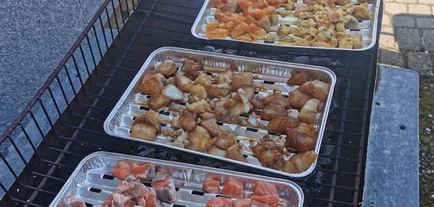 Griller fisk på lørdag  Griller fisk på lørdag