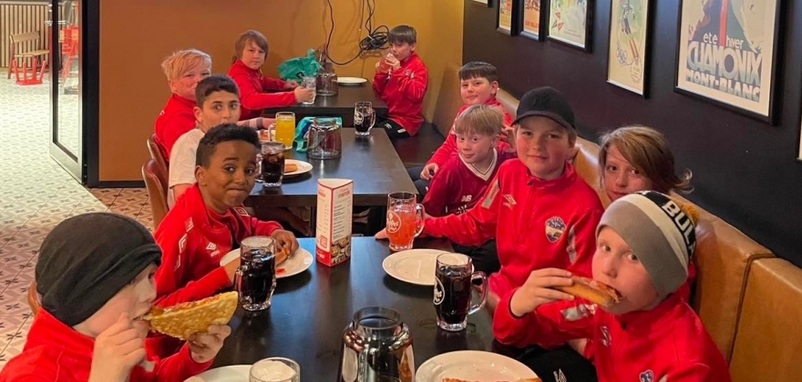 Slitne gutter avsluttet Alta-tur med pizza  Slitne gutter avsluttet Alta-tur med pizza