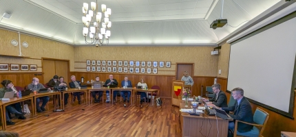 Kommunestyret vedtok enstemmig å gjøre salget av Gjesvær skole om igjen etter lovlighetsklage Kommunestyret vedtok enstemmig å gjøre salget av Gjesvær skole om igjen etter lovlighetsklage