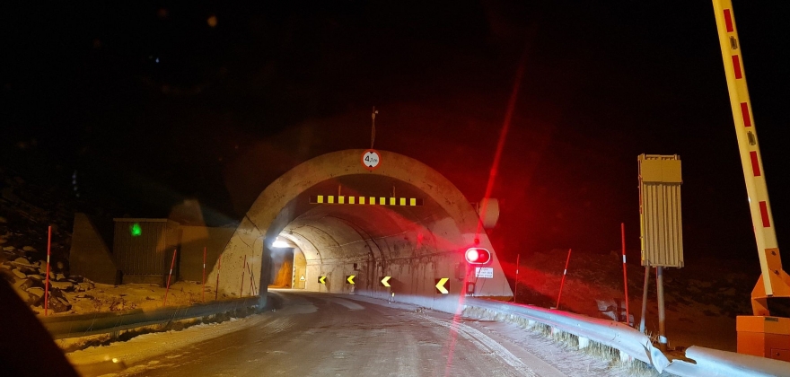 Skarvbergtunnelen stengt, høydemarkør påkjørt Skarvbergtunnelen stengt, høydemarkør påkjørt