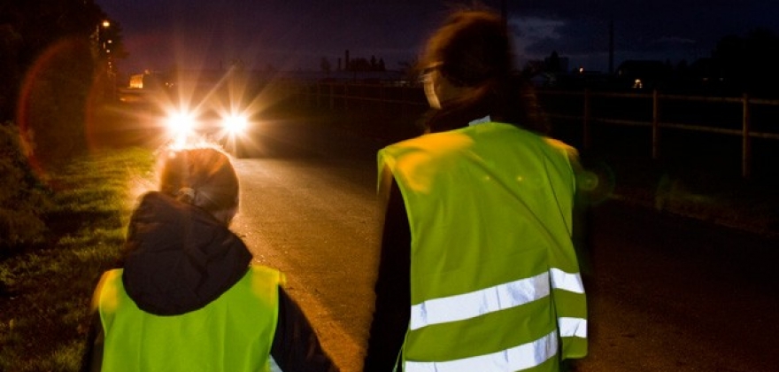 Har startet arbeidet med å skaffe refleks til de yngste barna  Har startet arbeidet med å skaffe refleks til de yngste barna